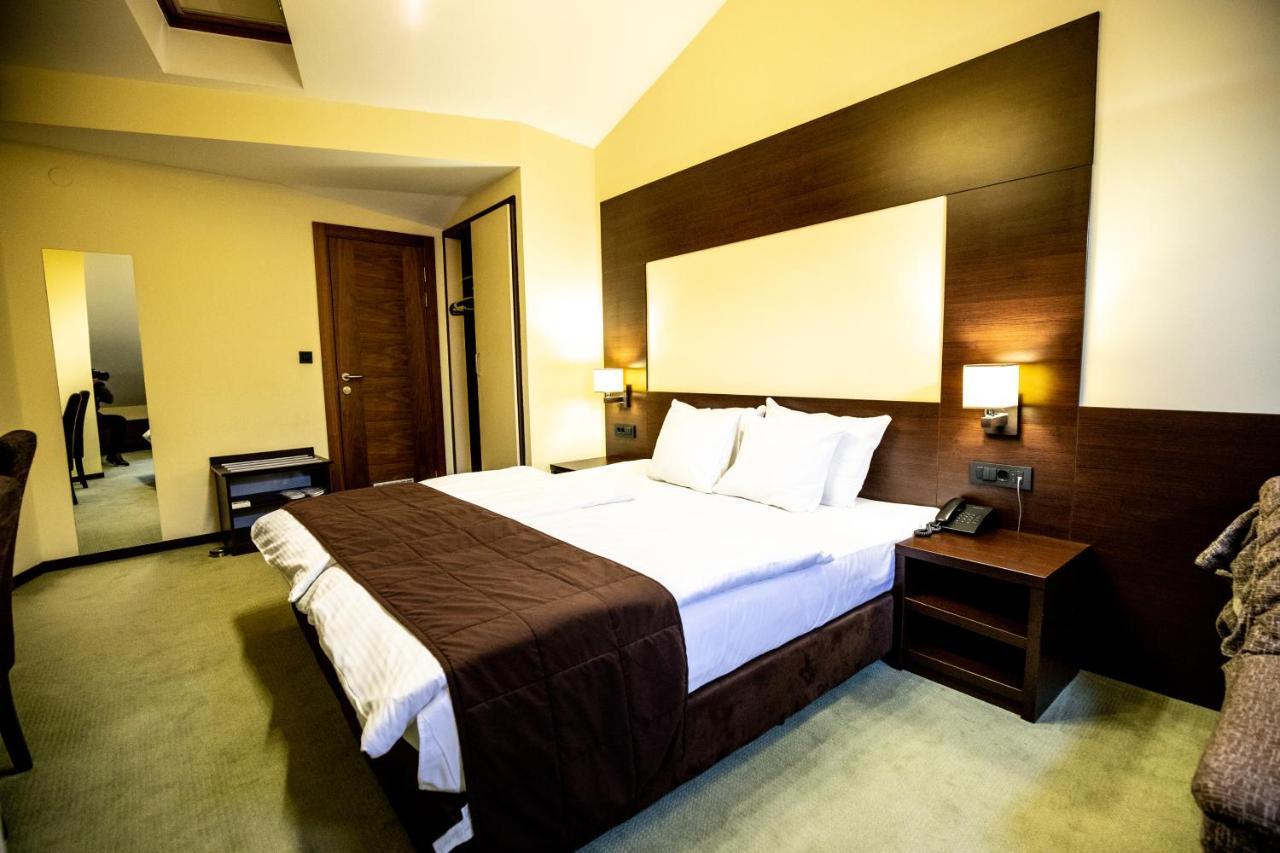 Boutique Hotel Golden Star Tuzla Esterno foto